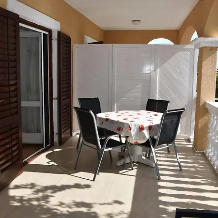 Ruhige Mit Terrasse Und Garten * Pakoštane