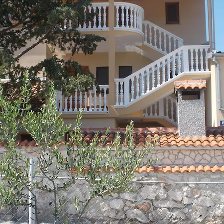 Ruhige Mit Terrasse Und Garten Lejlighed Pakoštane